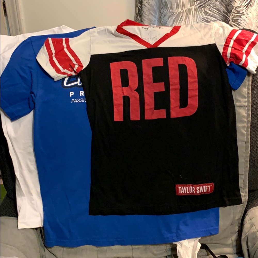 3 T-shirts. Size med. Like new condition.